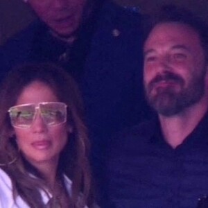 Jennifer Lopez et son compagnon Ben Affleck assistent au Super Bowl à Los Angeles, le 13 février 2022.