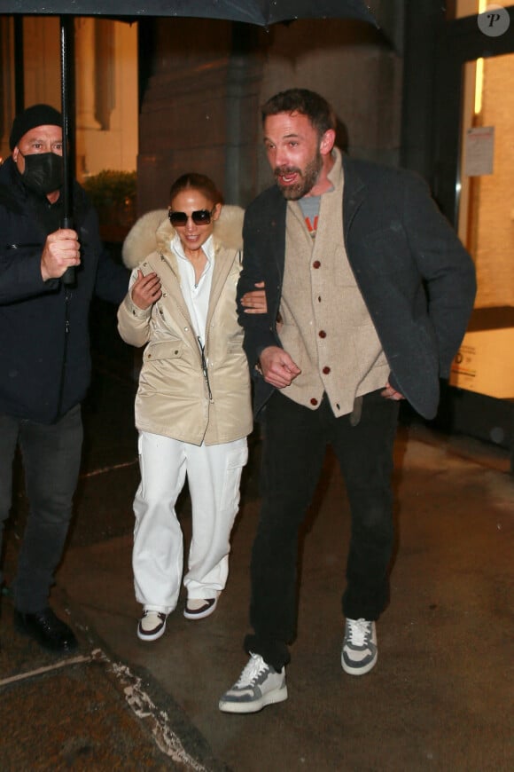 Les tourtereaux Jennifer Lopez et son compagnon Ben Affleck quittent un studio pendant une journée pluvieuse à New York City, New York, Etats-Unis, le 4 février 2022.