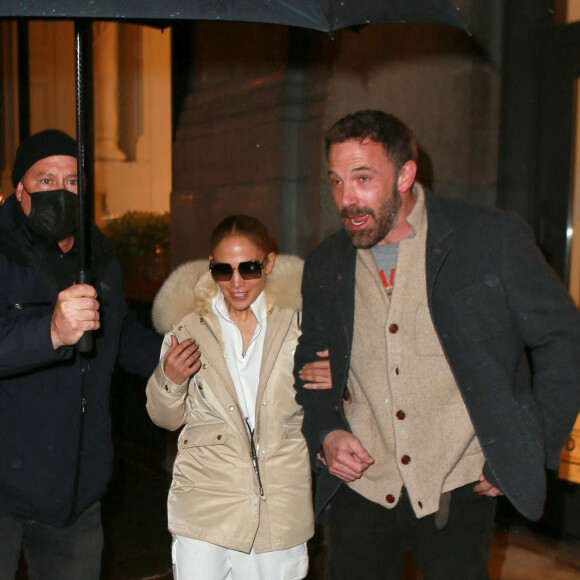 Les tourtereaux Jennifer Lopez et son compagnon Ben Affleck quittent un studio pendant une journée pluvieuse à New York City, New York, Etats-Unis, le 4 février 2022.