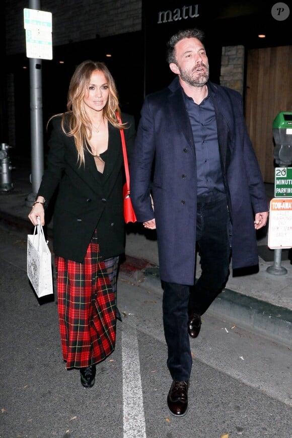 Exclusif - Jennifer Lopez et son compagnon Ben Affleck sont allés dîner en amoureux au restaurant Matu du quartier de Beverly Hills à Los Angeles, Californie, Etats-Unis, le 30 Janvier 2022.