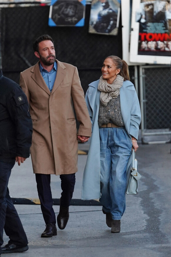 Ben Affleck et sa compagne Jennifer Lopez arrivent au Capitan Entertainment Center main dans la main à Hollywood le 15 décembre 2021.
