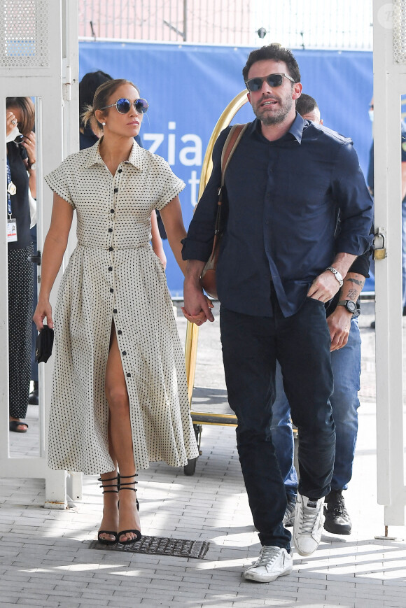 Jennifer Lopez et Ben Affleck quittent Venise après la première du film The Last Duel pendant le 78ème festival international du film de Venise, la Mostra le 11 septembre 2021.