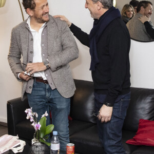 Exclusif - Dany Boon, Gad Elmaleh - Gad Elmaleh lors de la dernière parisienne de son spectacle "D'ailleurs" au Dôme de Paris le 26 février 2022 reçoit dans sa loge avant le début du show © Jack Tribeca / Bestimage 