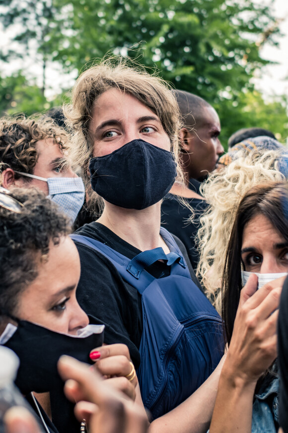 Adèle Haenel, non loin d'Aïssa Maïga et Nadège Beausson-Diagne à la manifestation de soutien à Adama Traoré devant le tribunal de Paris le 2 juin 2020