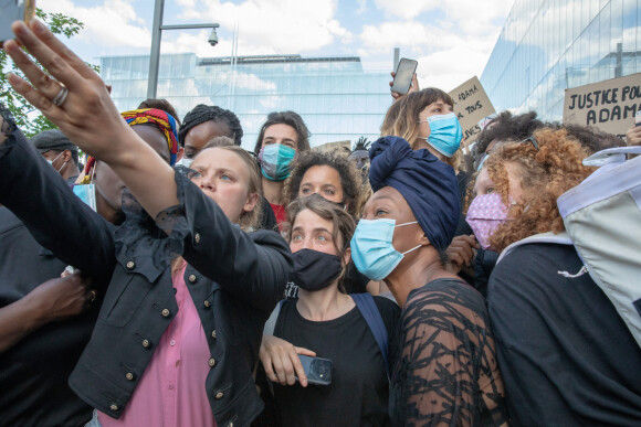 Adèle Haenel, non loin d'Aïssa Maïga et Nadège Beausson-Diagne à la manifestation de soutien à Adama Traoré devant le tribunal de Paris le 2 juin 2020