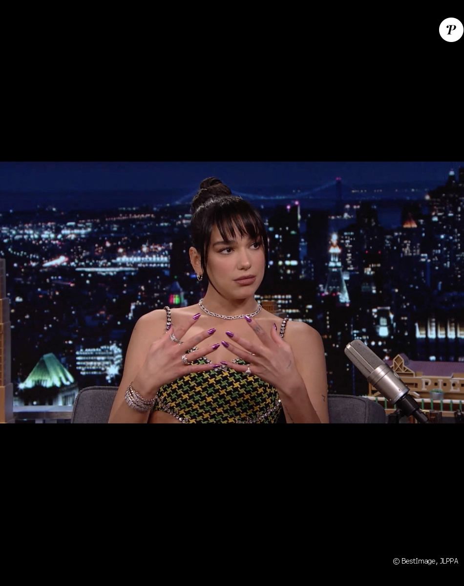 Dua Lipa surprend un fan Papa Richy et réalise son rêve de danser avec elle lors du Jimmy Fallon show. © JLPPA/Bestimage