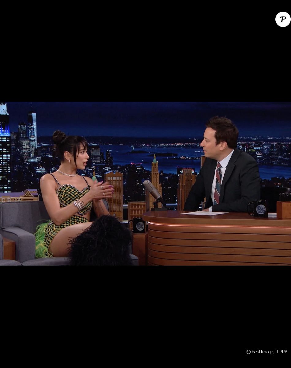 Dua Lipa surprend un fan Papa Richy et réalise son rêve de danser avec elle lors du Jimmy Fallon show. © JLPPA/Bestimage