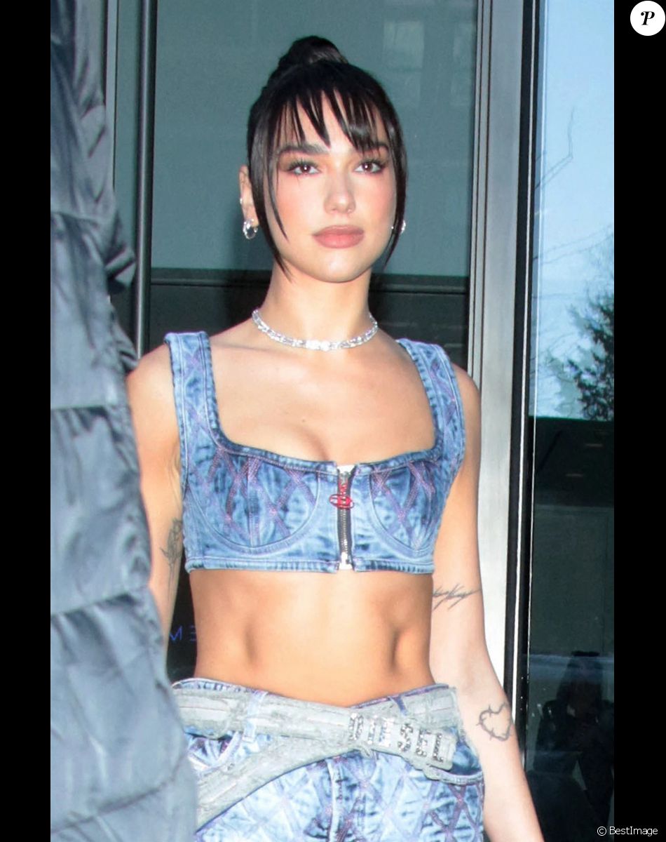 Dua Lipa sort de l'enregistrement de l'émission Tonight Show with Jimmy Fallon à New York le 3 mars 2022.