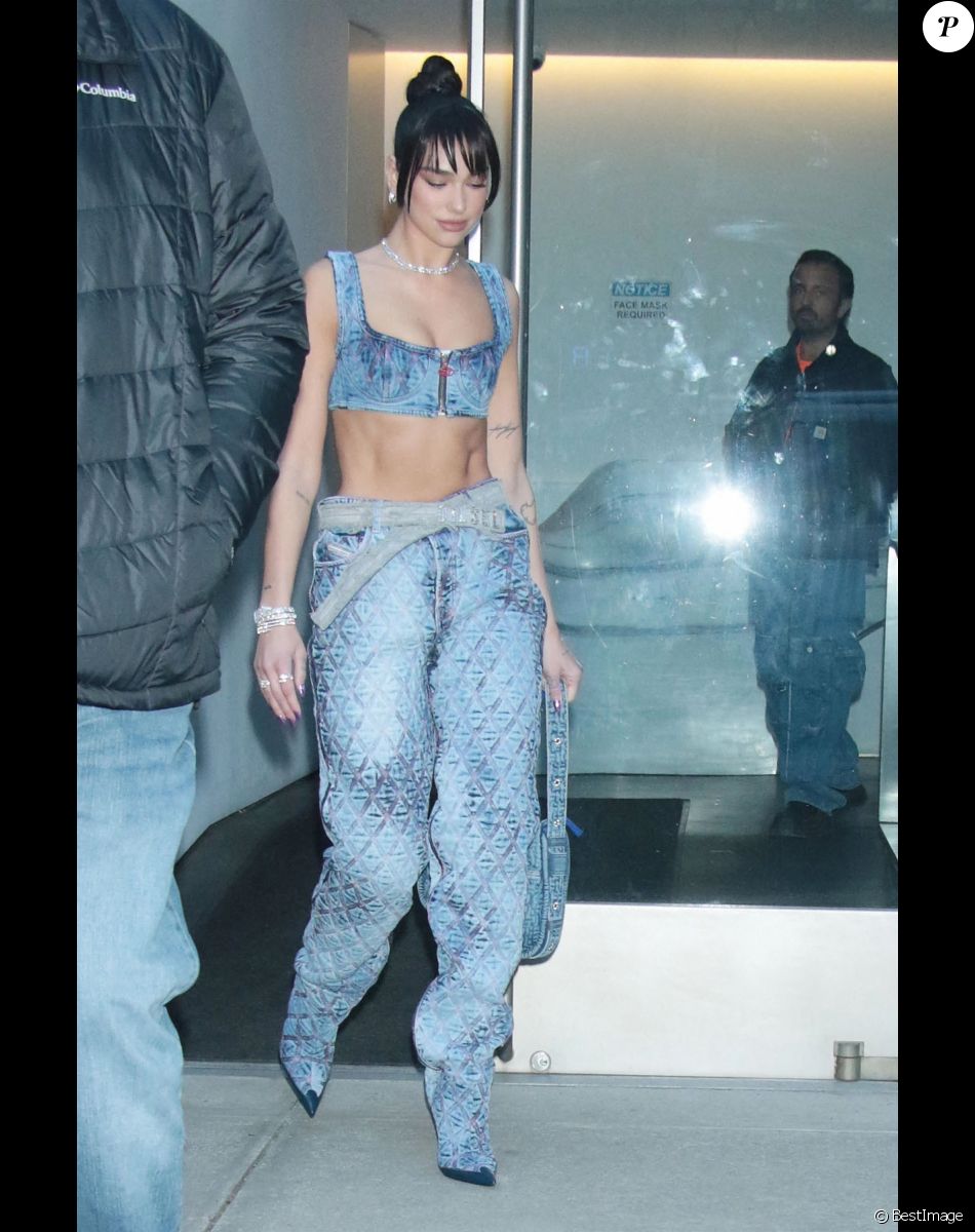 Dua Lipa sort de l'enregistrement de l'émission Tonight Show with Jimmy Fallon à New York le 3 mars 2022.