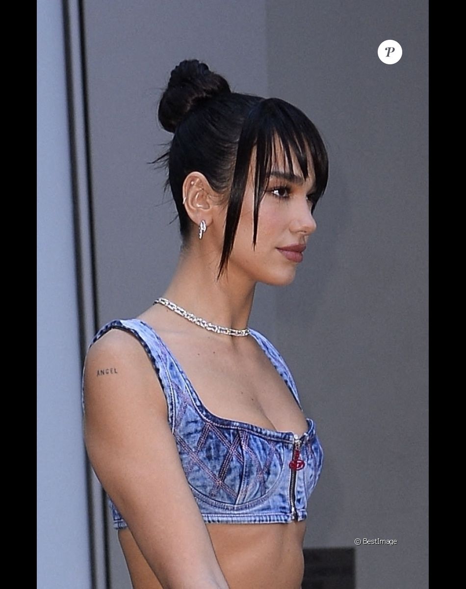 Dua Lipa sort de l'enregistrement de l'émission Tonight Show with Jimmy Fallon à New York le 3 mars 2022.