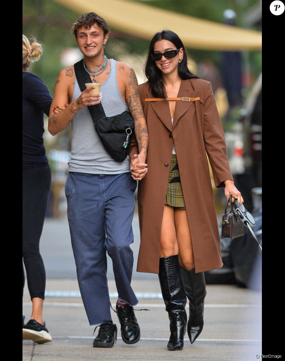 Anwar Hadid est allé déjeuner au restaurant avec sa compagne Dua Lipa et sa mère Yolanda Hadid à New York, le 21 septembre 2021.
