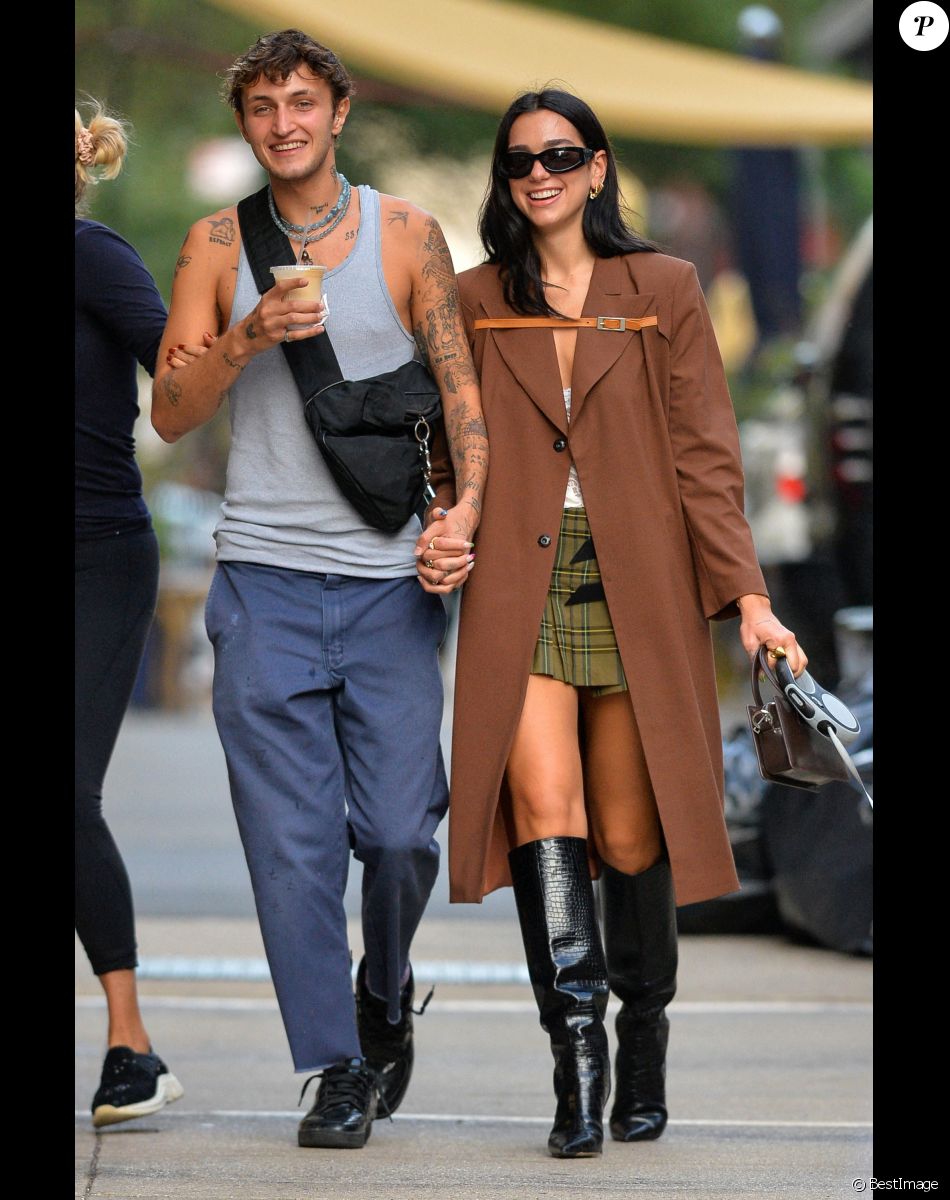 Anwar Hadid est allé déjeuner au restaurant avec sa compagne Dua Lipa et sa mère Yolanda Hadid à New York, le 21 septembre 2021.