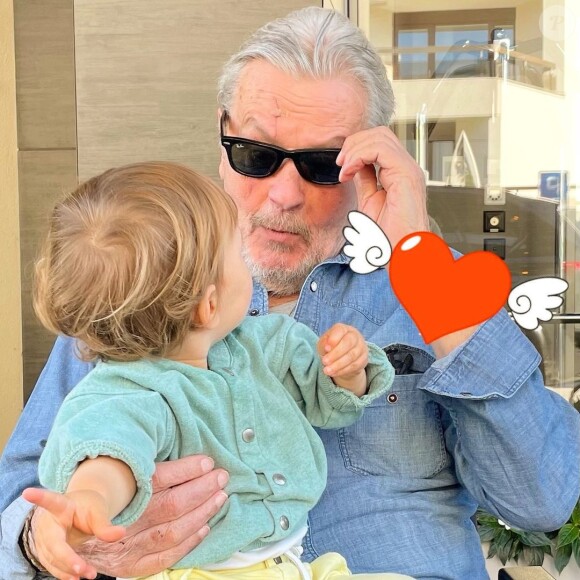 Alain Delon et son petit-fils Lino (le fils d'Anouchka Delon) sur Instagram, octobre 2021.