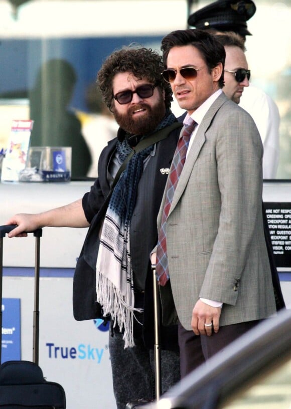 Robert Downey Jr. et Zack Galifianakis sur le tournage de Due Date, de Todd Phillips, à San Bernardino, en décembre 2009.