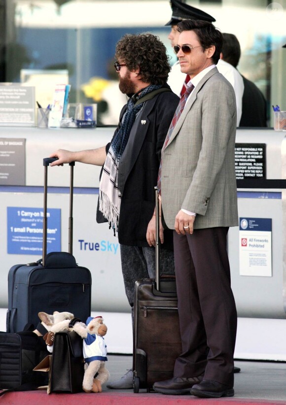 Robert Downey Jr. et Zack Galifianakis sur le tournage de Due Date, de Todd Phillips, à San Bernardino, en décembre 2009.