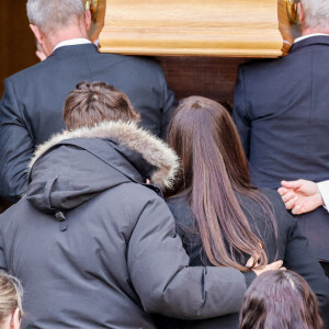 Nathalie Marquay et son fils Tom - Obsèques de Jean-Pierre Pernaut en la Basilique Sainte-Clotilde à Paris le 9 mars 2022. © Cyril Moreau / Bestimage