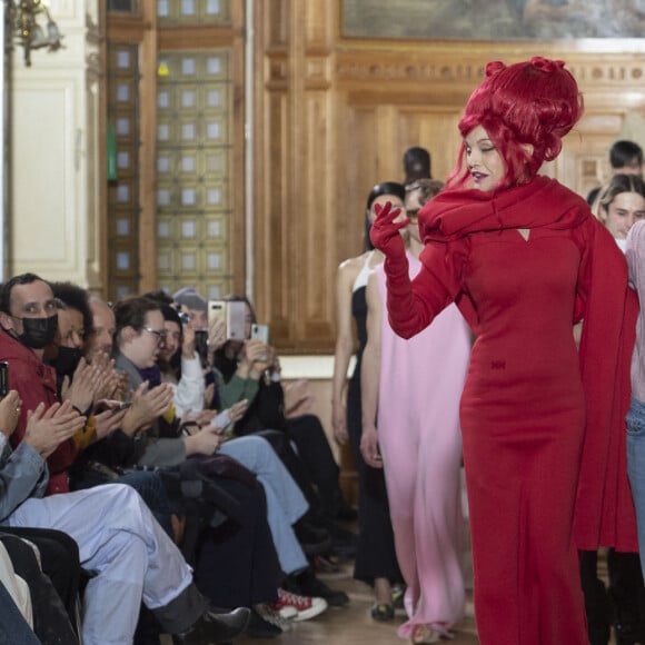 Arielle Dombasle a participé au défilé de mode Maitrepierre, collection automne-hiver 2022/2023, à l'Académie du Climat. Paris, le 6 mars 2022.