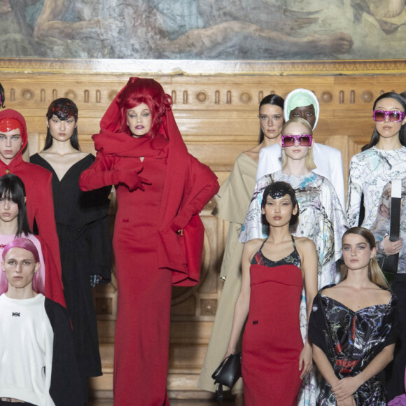 Arielle Dombasle a participé au défilé de mode Maitrepierre, collection automne-hiver 2022/2023, à l'Académie du Climat. Paris, le 6 mars 2022.