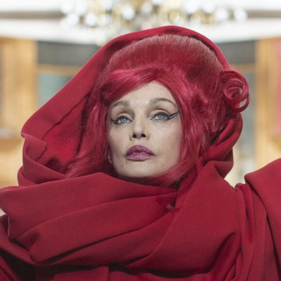 Arielle Dombasle a participé au défilé de mode Maitrepierre, collection automne-hiver 2022/2023, à l'Académie du Climat. Paris, le 6 mars 2022.