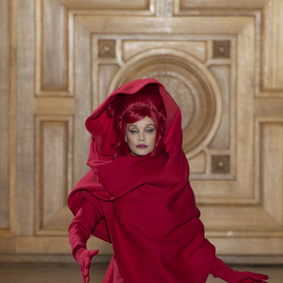 Arielle Dombasle a participé au défilé de mode Maitrepierre, collection automne-hiver 2022/2023, à l'Académie du Climat. Paris, le 6 mars 2022.