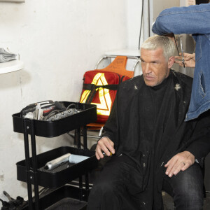 Exclusif - Benjamin Castaldi se faire couper les cheveux dans les backstage de l'enregistrement de l'émission "TPMP (Touche Pas à Mon Poste)", présentée par C.Hanouna et diffusée en direct sur C8 le 7 mars © Jack Tribeca / Bestimage 