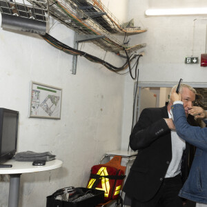 Exclusif - Benjamin Castaldi se faire couper les cheveux dans les backstage de l'enregistrement de l'émission "TPMP (Touche Pas à Mon Poste)", présentée par C.Hanouna et diffusée en direct sur C8 le 7 mars © Jack Tribeca / Bestimage 