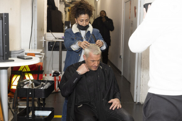 Exclusif - Benjamin Castaldi se faire couper les cheveux dans les backstage de l'enregistrement de l'émission "TPMP (Touche Pas à Mon Poste)", présentée par C.Hanouna et diffusée en direct sur C8 le 7 mars © Jack Tribeca / Bestimage 