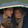 Raphaël et Melanie Thierry sont devenus tellement accro au tennis qu'ils ne peuvent plus rater un seul match de Roland Garros qu'il pleuve, qu'il vente, qu'il neige... enfin surtout qu'il pleuve !