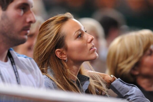 Vous désirez parler à la jolie Jelena Ristic, ne le faites pas durant un match. Vous risqueriez que... le vent passe ! Lorsque la brunette admire son boyfriend, Novak Djokovic, elle est vraiment... à fond !
