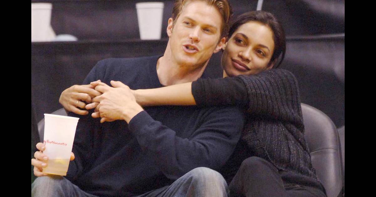 Quant A Rosario Dawson Beaucoup Plus Discrete Elle Opte Pour La Technique Du Serpent Lorsque La Comedienne Sortait Avec Le Beau Jason Lewis Elle Se Rapproch Purepeople