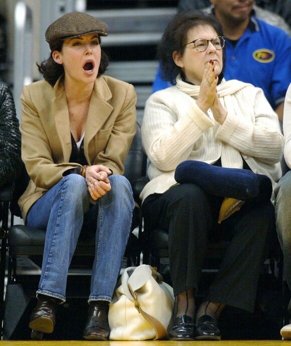 Tout autant sur-voltée, Lara Flynn Boyle n'hésite pas à pousser de la voix lors d'un match de basket. Sa mère commence à penser... qu'elle a perdu ses bonnes manières !
