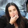 Quand Demi Moore se rend à un match de basket, l'actrice n'hésite pas à laisser ses coquetteries au placard et sifflen... comme une poissonnière ! Ashton Kutcher n'en revient pas !