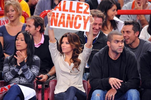 Eva Longoria en maillot de basket, ou portant une ravissante banderole afin de soutenir son beau-frère, Terrence, dans l'équipe de Nancy... la plus symathique de nos supportrices sexy !