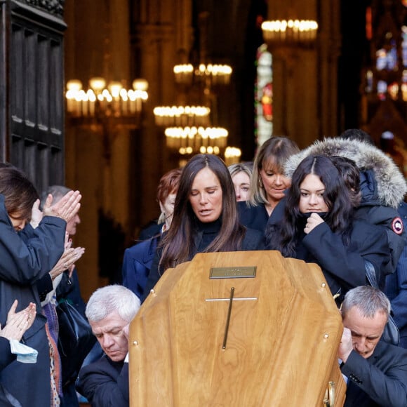 Nathalie Marquay et ses enfants Lou et Tom et Dominique Bonnet (première femme de Jean-Pierre Pernaut) - La famille de Jean-Pierre Pernaut à la sortie des obsèques en la Basilique Sainte-Clotilde à Paris le 9 mars 2022. © Cyril Moreau/Bestimage