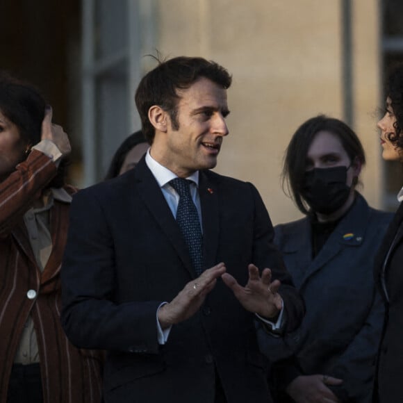 Le président de la République française, Emmanuel Macron et sa femme la Première Dame, Brigitte Macron posent pour une photo de groupe avec les premières lauréates de l'Initiative Marianne pour les défenseurs des droits de l'homme à la suite d'une cérémonie de remise de prix dans le cadre de la journée internationale de la femme, au palais de l'Elysée à Paris, France, le 8 mars 2022.