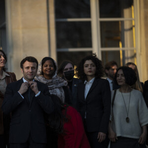 Le président de la République française, Emmanuel Macron et sa femme la Première Dame, Brigitte Macron posent pour une photo de groupe avec les premières lauréates de l'Initiative Marianne pour les défenseurs des droits de l'homme à la suite d'une cérémonie de remise de prix dans le cadre de la journée internationale de la femme, au palais de l'Elysée à Paris, France, le 8 mars 2022.