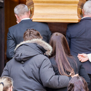 Nathalie Marquay et son fils Tom - Obsèques de Jean-Pierre Pernaut en la Basilique Sainte-Clotilde à Paris le 9 mars 2022. © Cyril Moreau / Bestimage