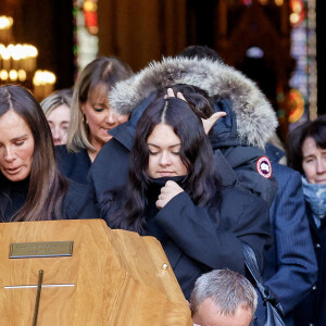 Nathalie Marquay et sa fille Lou - La famille de Jean-Pierre Pernaut à la sortie de des obsèques en la Basilique Sainte-Clotilde à Paris le 9 mars 2022. © Cyril Moreau/Bestimage