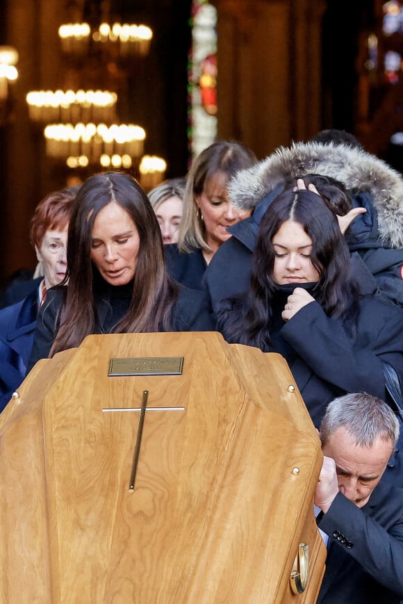 Nathalie Marquay et sa fille Lou - La famille de Jean-Pierre Pernaut à la sortie de des obsèques en la Basilique Sainte-Clotilde à Paris le 9 mars 2022. © Cyril Moreau/Bestimage