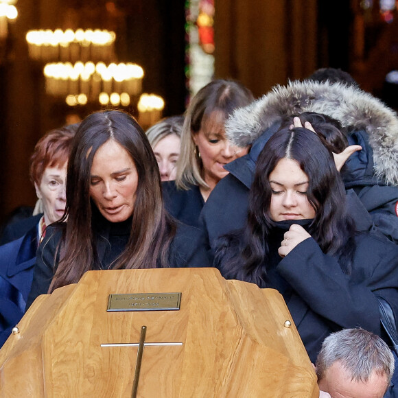 Nathalie Marquay et sa fille Lou - La famille de Jean-Pierre Pernaut à la sortie de des obsèques en la Basilique Sainte-Clotilde à Paris le 9 mars 2022. © Cyril Moreau/Bestimage