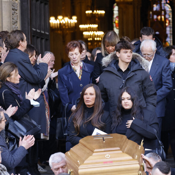 Nathalie Marquay et ses enfants Lou et Tom - La famille de Jean-Pierre Pernaut à la sortie de des obsèques en la Basilique Sainte-Clotilde à Paris le 9 mars 2022. © Cyril Moreau/Bestimage