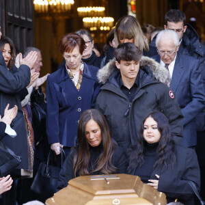 Nathalie Marquay et ses enfants Lou et Tom - La famille de Jean-Pierre Pernaut à la sortie de des obsèques en la Basilique Sainte-Clotilde à Paris le 9 mars 2022. © Cyril Moreau/Bestimage