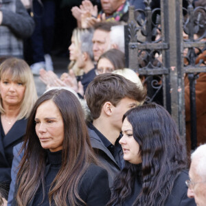 Nathalie Marquay et sa fille Lou, Léo (petit-fils de Jean-Pierre Pernaut) - La famille de Jean-Pierre Pernaut à la sortie de des obsèques en la Basilique Sainte-Clotilde à Paris le 9 mars 2022. © Cyril Moreau/Bestimage