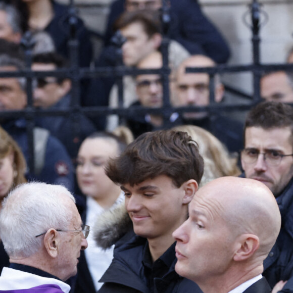 Tom Pernaut, Olivier Pernaut - La famille de Jean-Pierre Pernaut à la sortie de des obsèques en la Basilique Sainte-Clotilde à Paris le 9 mars 2022. © Cyril Moreau/Bestimage