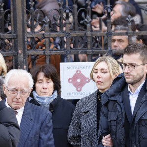 Olivier Pernaut et sa femme - La famille de Jean-Pierre Pernaut à la sortie de des obsèques en la Basilique Sainte-Clotilde à Paris le 9 mars 2022. © Cyril Moreau/Bestimage