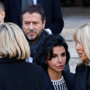 Carla Bruni, Rachida Dati, Brigitte Macron, Bernard Montiel - Sorties des obsèques de Jean-Pierre Pernaut en la Basilique Sainte-Clotilde à Paris le 9 mars 2022. © Cyril Moreau/Bestimage