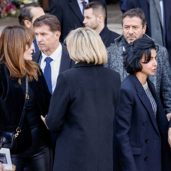 Carla Bruni, Rachida Dati, Brigitte Macron, Bernard Montiel - Sorties des obsèques de Jean-Pierre Pernaut en la Basilique Sainte-Clotilde à Paris le 9 mars 2022. © Cyril Moreau/Bestimage 