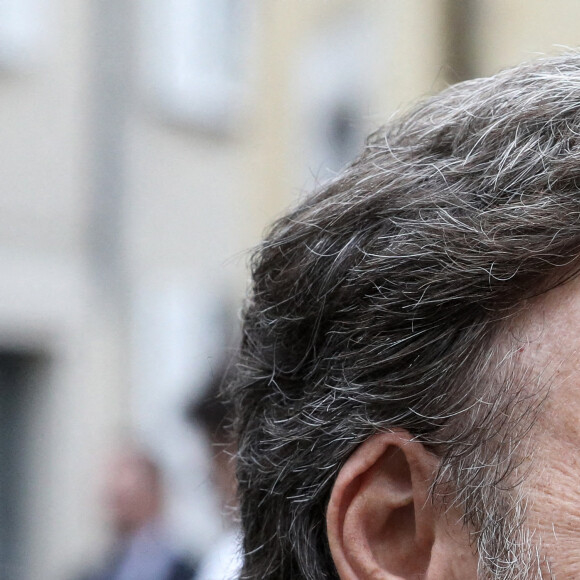 Stéphane Bern lors d'une rencontre avec les habitants de Illiers-Combray en Eure-et-Loir après la visite du Musée Marcel Proust - Maison de Tante Léonie le 15 septembre 2021. © Stéphane Lemouton / Bestimage 