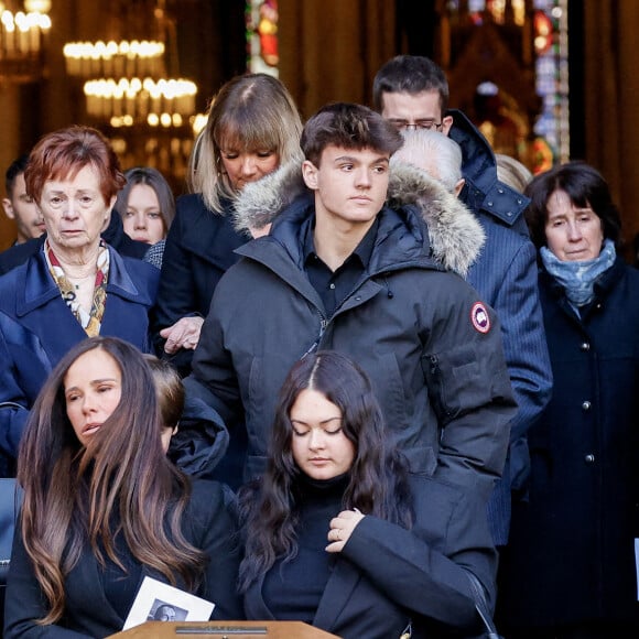Nathalie Marquay et ses enfants Lou et Tom et Domnique Bonnet (première femme de Jean-Pierre Pernaut) - La famille de Jean-Pierre Pernaut à la sortie des obsèques en la Basilique Sainte-Clotilde à Paris le 9 mars 2022. © Cyril Moreau/Bestimage