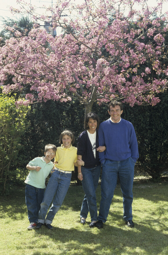 En France, en Picardie, à Amiens, portrait de Jean-Pierre PERNAUT chez lui, posant avec sa femme Dominique, leurs enfants Julia et Olivier. Avril 1988 © Michel Marizy via Bestimage